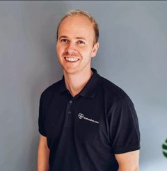 Tommy Bysveen er paramedisiner og førstehjelpsinstruktør. Han har også skrevet en barnebokserie om førstehjelp.