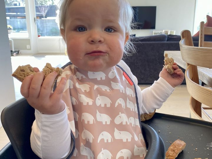 Mange foreldre er engstelige når arvingen skal begynne med fast føde. Men med enkle forholdsregler kan man redusere risikoen for at de setter noe i halsen betraktelig.