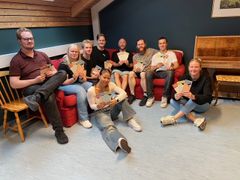 Ansatte som jobber i kafeen, på kinoen og i badeanlegget ved Gullbring kulturhus i Bø var på førstehjelpskurs der også barnesikkerhetskortene ble delt ut.