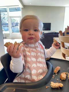 Mange foreldre er engstelige når arvingen skal begynne med fast føde. Men enkle forholdsregler kan man redusere risikoen for at de setter noe i halsen betraktelig.