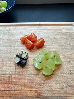 Rund, glatt mat som store blåbær, cherrytomater og druer bør deles opp på langs først, og så i fire, for å redusere kvelningsrisikoen.