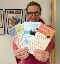 Skadeforebygger Tina Hveem Vislie viser fram Skafors nye barnesikkerhetskort