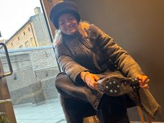 Alle butikker, sentre, biblioteker, legekontorer osv. burde ha en "broddestol" tilgjengelig. Altså et sted man kan sette seg ned for å ta brodder av og på.