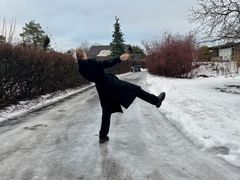 Å falle på isen kan få alvorlige konsekvenser, strøing og bruk av brodder er to gode tiltak.