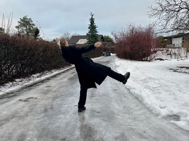 Å falle på isen kan få alvorlige konsekvenser, strøing og bruk av brodder er to gode tiltak.