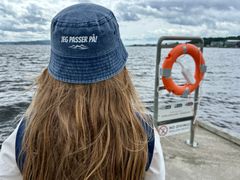 En hatt, gjerne i en enda synligere farge enn på bildet, kan være badevakten sin påminnelse om å følge med hele tiden. Den kan gjerne gå på rundgang mellom badevaktene.