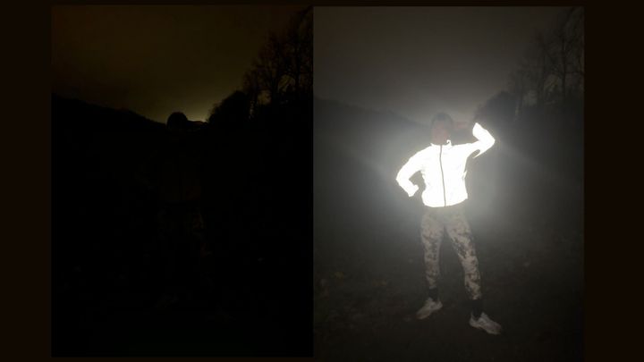 To bilder av samme person i mørket, til venstre er personen knapt synlig, til høyre er refleksjakken opplyst og tydelig.