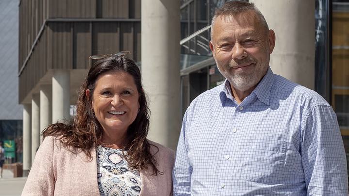 Sopra Steria skal levere ServiceNow-plattform og konsulenter som skal sette fart på digitaliseringen av Statens vegvesen. Tv. Ann-Kristin Skarbøvig direktør i Sopra Steria og Lars B. Kalfoss IT-direktør i Statens vegvesen. Foto: Sopra Steria