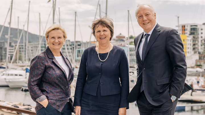 Sopra Steria kjøper Marin IT og blir internasjonal IT-partner til DOF Group og Austevoll Seafood. (f.v.) Britt Kathrine Drivenes, CFO Austevoll Seafood, Hilde Drønen, styreleder i Marin IT og finansdirektør i DOF Group og Kjell Rusti