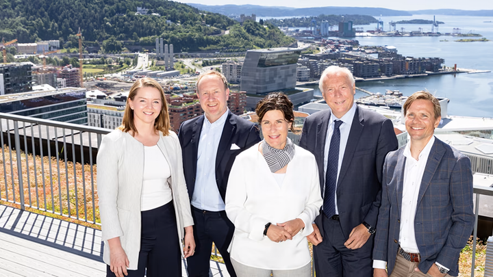Fv. Lillian Røstad, Managing Director Business Consulting i Sopra Steria, Øyvind Vederhus, byråleder Footprint, Beate Nossum, gründer av Footprint, Kjell Rusti, administrerende direktør Sopra Steria, samt Christopher Mortensen, gründer av Footprint.