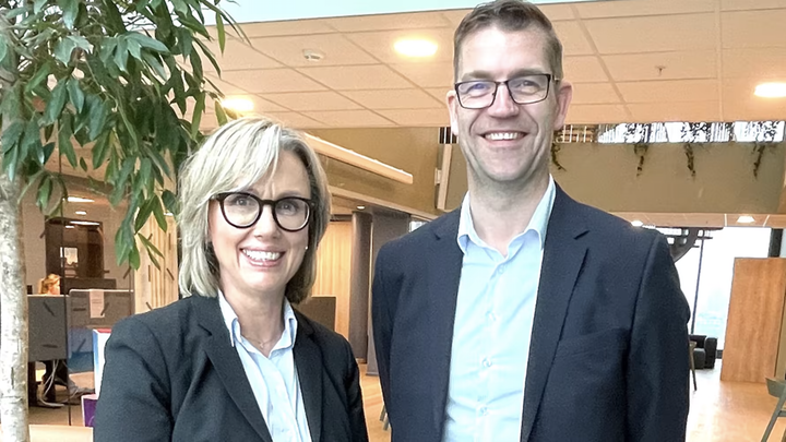 Til venstre, Ina Ullern, Business Development Manager of Service Providers and VMware Cloud Provider Program. Til høyre, Tor Neset, Teknologisjef i Sopra Steria