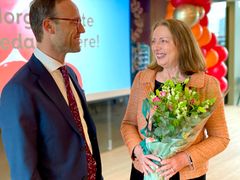Jannik Krohn Falck overrekker hederspisen til Solfrid Skilbrigt