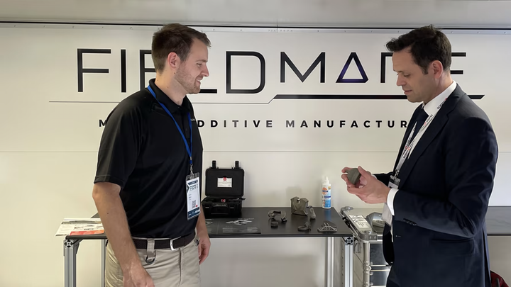 3D-DELER. Innovasjonsdirektør John Berland i Sopra Steria og produkt- og prosessutviklingsingeniør Martin Ø. Øyen i Fieldmade studerer deler som er skrevet ut med 3D-printer. Foto: Sopra Steria.