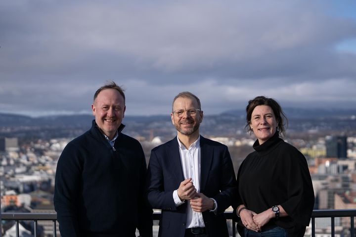 Leder Øyvind Vederhus (t.v) sammen med nyansatt direktør Heikki Eidsvoll Holmås og direktør Beate Nossum i Sopra Steria Footprint.