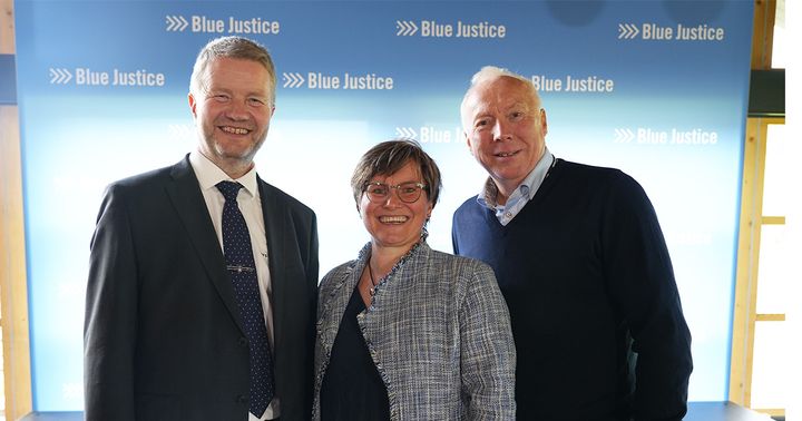 Arve Dimmen, direktør for navigasjonsteknologi og maritime tenester i Kystverket, Nina Buvang Vaaja, leder i BarentsWatch og Kjell Rusti, administrerende direktør i Sopra Steria under markeringen av 5-årsjubileet til Blue Justice.