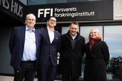 Gruppebilde av sjefsforsker Arild Bergh ved FFIs avdeling Totalforsvar, Peter Vinje-Banfield, forretningsansvarlig for Somulator-programmet hos Sopra Steria, Geir Holmefjord, direktør for forretningsutvikling, forsvar og nasjonal sikkerhet i Sopra Steria og forsker Silje L. Dåbakk i FFI.