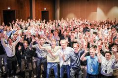 231 nyutdannede startet i jobb hos Sopra Steria i august. Her er de samlet til introduksjonskurs i Oslo.
