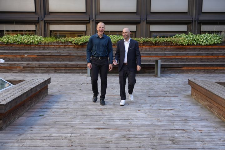 Svein-%C5ke%20Artnzen%2C%20leder%20for%20IT-plattformer%20i%20SpareBank1%20Utvikling%20%28t.v%29%20og%20Mattis%20Fr%F8ynes%2C%20direkt%F8r%20og%20forretningseier%20for%20nettverk%20i%20Sopra%20Steria.