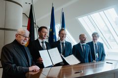 Fra venstre: Tysklands tidligere vise-kansler og utenriksminister, Joschka Fischer, Martin Merz, president for SAP Sovereign Cloud, Frédéric Munch, administrerende direktør for Sopra Steria i Tyskland og Østerrike, Benjamin Haddad, Fransk Europa-minister og François Delattre, den franske ambassadøren til Tyskland.