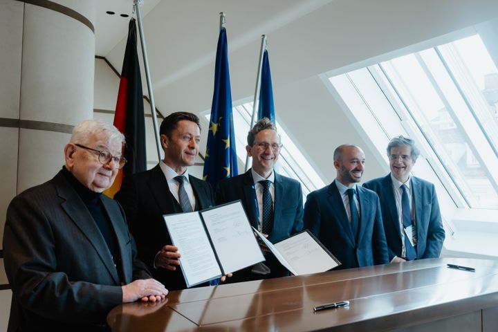 Fra venstre: Tysklands tidligere vise-kansler og utenriksminister, Joschka Fischer, Martin Merz, president for SAP Sovereign Cloud, Frédéric Munch, administrerende direktør for Sopra Steria i Tyskland og Østerrike, Benjamin Haddad, Fransk Europa-minister og François Delattre, den franske ambassadøren til Tyskland.