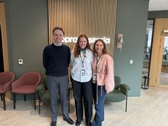 Gina Gjerme, regiondirektør i Sopra Steria Bergen (t.h), Emilie Hangerhagen, Sopra Sterias representant i Bergen Up-styret og Christian Balchen i Bergen Næringsråd.