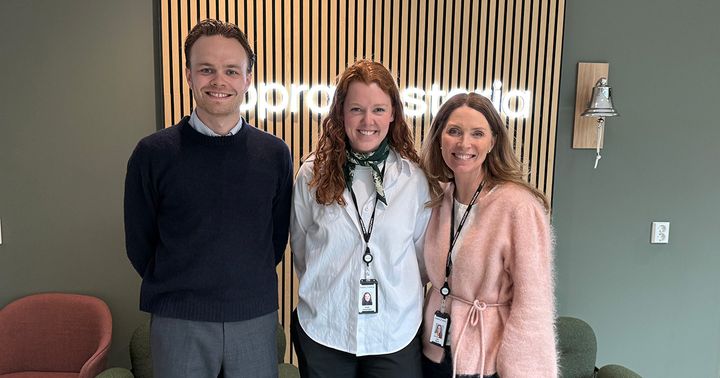 Gina Gjerme, regiondirektør i Sopra Steria Bergen (t.h), Emilie Hangerhagen, Sopra Sterias representant i Bergen Up-styret og Christian Balchen i Bergen Næringsråd.