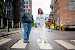 Seksjonssjef Bjørn Roar Eriksen i Veg- og transportteknologi i Statens vegvesen og Ann-Kristin Skarbøvig, sektordirektør for transport i Sopra Steria.