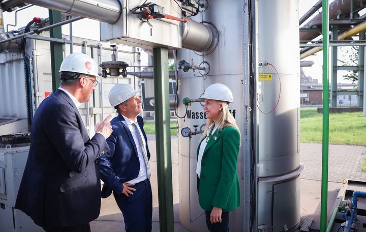 EUs energikommissær Kadri Simson og Tysklands nærings- og klimaminister Robert Habeck er enige om den nye europeiske hydrogenbanken (European Hydrogen Bank - EHB)