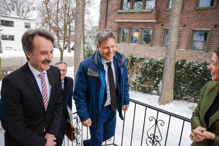 Tysklands nærings- og klimaminister, visekansler Robert Habeck fremmer forholdet til Norge, her under sitt besøk i Oslo i januar 2023.