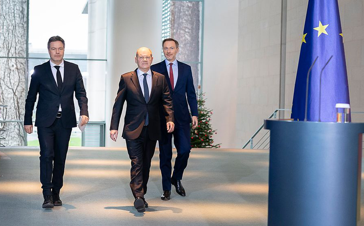 Tysklands nærings- og klimaminister Robert Habeck, forbundskansler Olav Scholz og finansminister Christian Linder ble enige om den nye kraftverkstrategien.