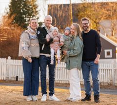 Årets pris går til Martine og Bjørn Einar Romøren og Jorunn og Stefan Heggelund for deres innsats for å bygge ned fordommer og spre kunnskap om hva det innebærer å ha et barn med Downs syndrom.