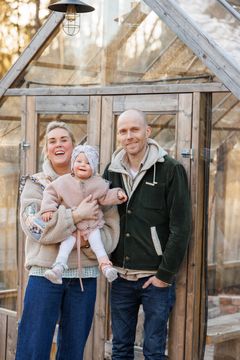 Martine og Bjørn Einar Romøren sammen med datteren Pippi.