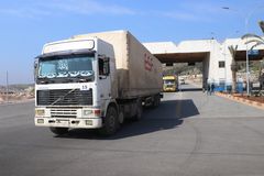 En lastebil med nødhjelp er på vei til Nordvest-Syria gjennom grenseovergangen Bab al-Hawa.