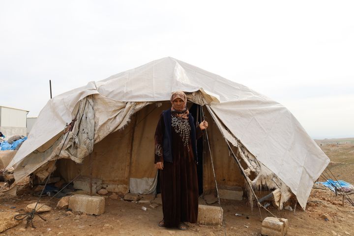 En kvinne i flyktningleir norvest i Syria. Mer enn 60 prosent av befolkningen i området er internt fordrevne.