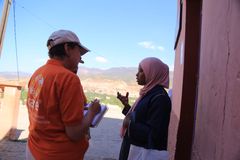 CARE-ansatte snakker med innbyggere i Tamgounssi, litt mer enn 50 km fra Marrakesh. Landsbyen har 600 innbyggere, og 64 av dem mistet livet i jordskjelvet fredag 8. september.