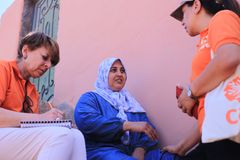 CARE-ansatte snakker med innbyggere i Tamgounssi, litt mer enn 50 km fra Marrakesh. Landsbyen har 600 innbyggere, og 64 av dem mistet livet i jordskjelvet fredag 8. september.