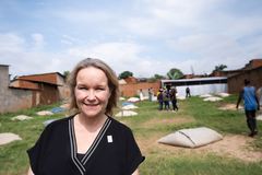 Gudrun Bertinussen, utenlandssjef i CARE Norge, her på besøk hos kollegaer i Burundi