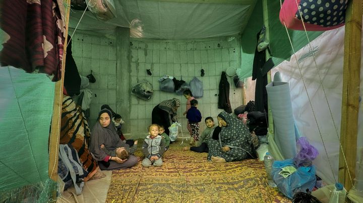 Palestinske mødre har søkt tilflukt sammen med sine barn i et telt i en flyktningleir i Deir al-Balah i Gaza.