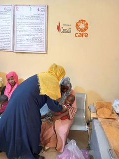 CARE Sudan gir gratis behandling til underernærte barn. Teamet undersøker helsetilstanden til barn under fem år, og gir behandling til de som er underernærte. Bildet er tatt i may 2023.
