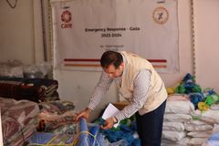 All nødhjelp må loggføres og følges hele veien frem til mottaker. Saaed Madhoun leder det arbeidet for CARE i Gaza. Nå er det svært lite igjen å dele ut.