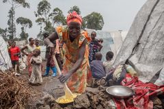 Riziki (45) bor i en leir for internt fordrevne nær Goma øst i DR Kongo. Hun bor sammen med sin syv år gamle niese, som har fått mpox.