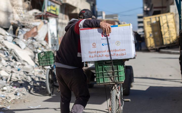 Bildet er fra utdeling av nødhjelp i Gaza. Nå har Israel på nytt stengt grensene for nødhjelp.