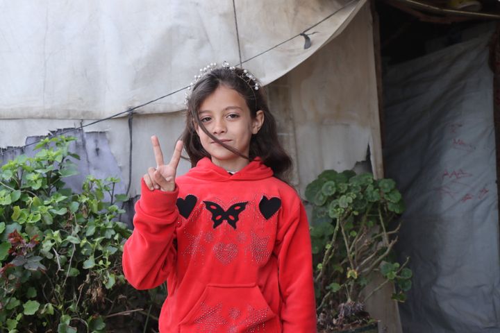 Denne uken er det valg i Syria, for første gang etter Assads fall. Det gir nytt håp for landet, mener CARE Norge. Jenta på bildet bor i en flyktningleir i Idlib.