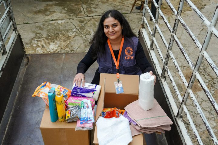 Mabelle Bitar (CARE) viser frem en av hygienepakkene CARE deler ut til mennesker på flukt i Midtøsten