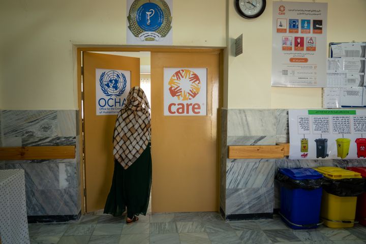 Det er nå ett år siden kvinnelige hjelpearbeidere ble nektet tilgang til FN-kontorer i Afghanistan. Bildet er fra en klinikk som behandler alvorlig underernærte barn.