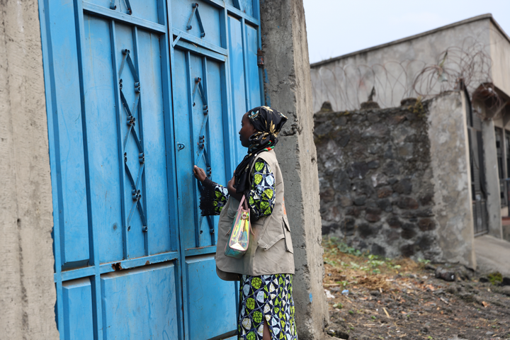 En helsearbeider på hjemmebesøk i Nord-Kivu.