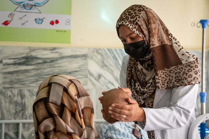 En mor og et barn får behandling for underernæring på en av CAREs klinikker i Afghanistan.