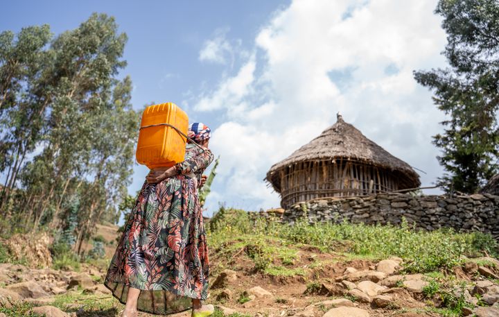En kvinner går for å hente vann i Amhara-regionen i Etiopia. Mangel på rent vann er én av flere kriser som kvinner oppgir i CAREs nye rapport.