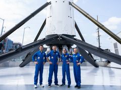 Fra venstre: Konstantin Borisov fra Roscosmos, Andreas Mogensen fra European Space Agency, Jasmin Moghbeli fra NASA, og Satoshi Furukawa fra JAXA, stående foran en Falcon 9-rakett.