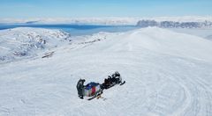 Prosjektleder Espen Olsen felttester internettbredbånd fra lavbanesatellitter på Svalbard.